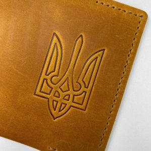 Паспортниця шкіряна Тризуб Руда, практичний чохол зі шкіри з тисненням, модна обкладинка на паспорт