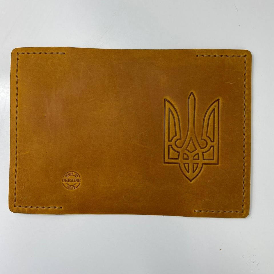 Паспортниця шкіряна Тризуб Руда, практичний чохол зі шкіри з тисненням, модна обкладинка на паспорт — изображение 2